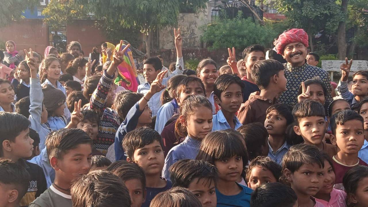 ​विधायक गोपाल शर्मा ने बच्चों को बांटे स्वेटर, यूनिफॉर्म और पाठ्य सामग्री