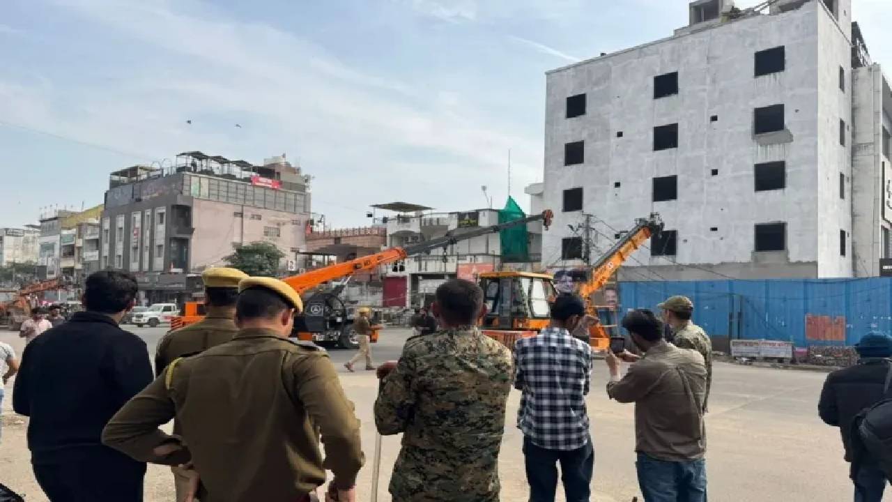 ​निर्माणाधीन 5 मंजिला इमारत में आई दरारें, प्रशासन ने खाली कराया इलाका