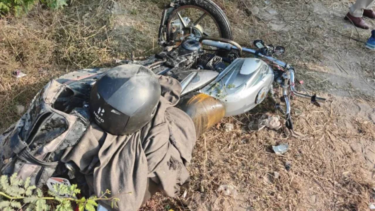 ​बाइक को बचाने में सड़क पर पलटी बस, तीन लोगों की मौत, 11 घायल