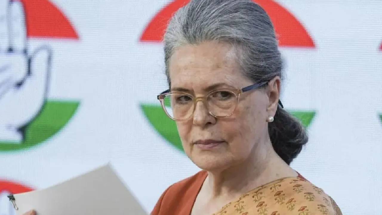 सोनिया गांधी को कोर्ट का नोटिस, नागरिकता से पहले वोटर बनने का आरोप