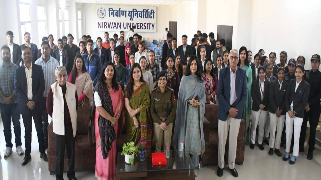 ​निर्वाण यूनिवर्सिटी में छात्राओं ने सीखा सुरक्षा का मंत्र