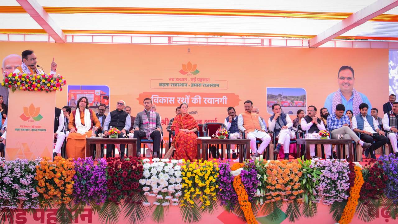 ​मुख्यमंत्री ने विकास रथों को दिखाई हरी झंडी, गांव-ढाणी तक पहुंचेंगे जनकल्याणकारी योजनाओं की जानकारी