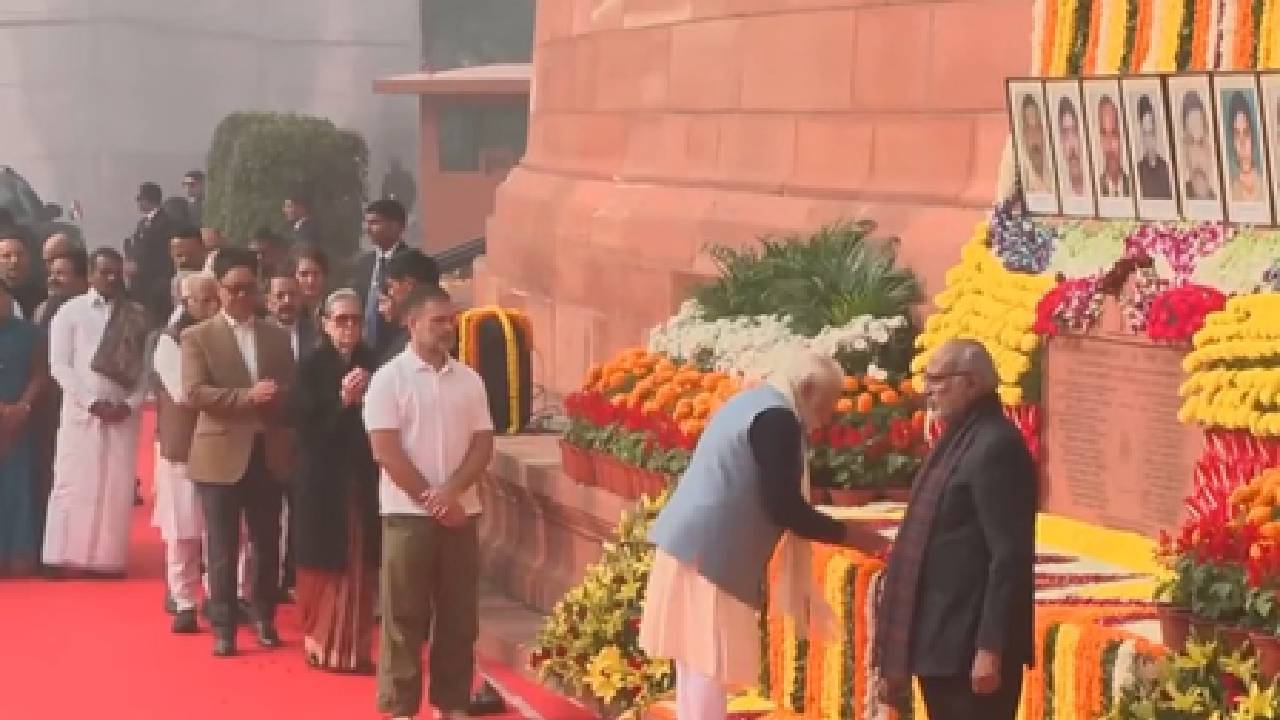 संसद हमले की 24वीं बरसी पर PM मोदी- राहुल समेत कई नेताओं ने शहीदों को दी श्रद्धांजलि