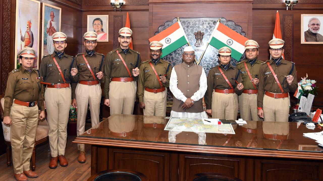 राज्यपाल से भारतीय पुलिस सेवा के प्रशिक्षु अधिकारियों ने मुलाकात की