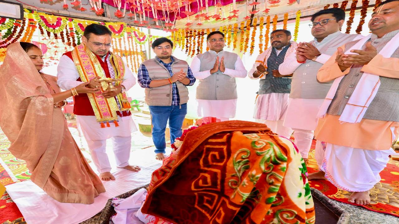 ​मुख्यमंत्री भजनलाल शर्मा ने मुकुट मुखारविंद मंदिर में श्री गिरिराज जी की पूजा-अर्चना की