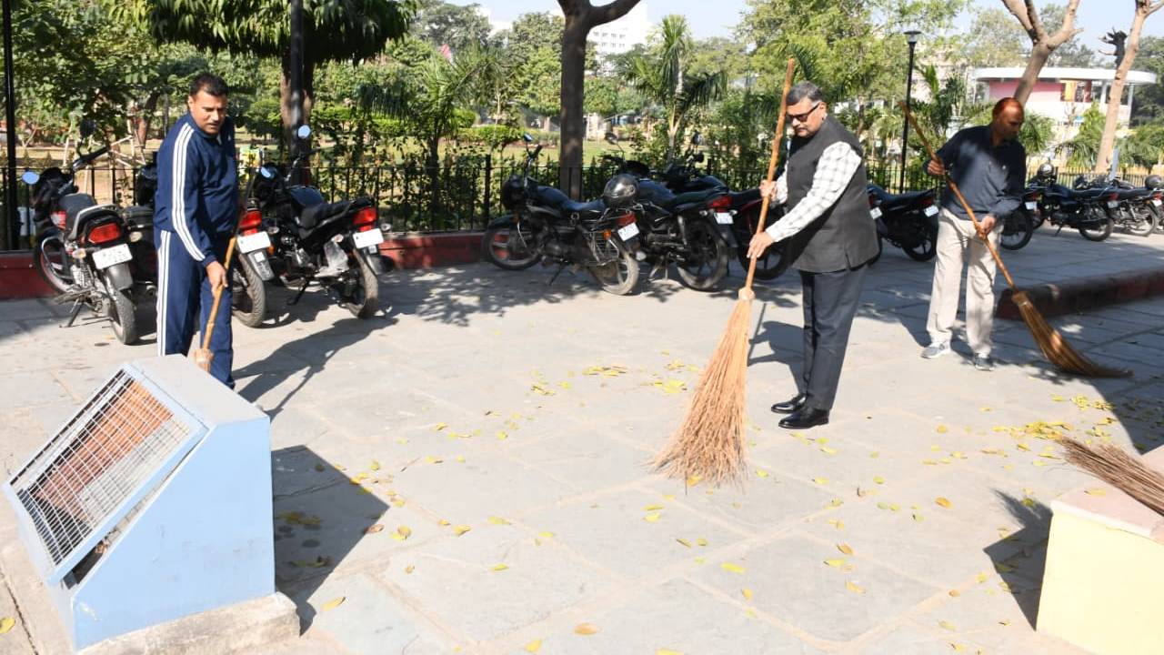 ​पुलिस आयुक्त ने पुलिस कमिश्नरेट में झाडू लगाकर दिया स्वच्छता का संदेश