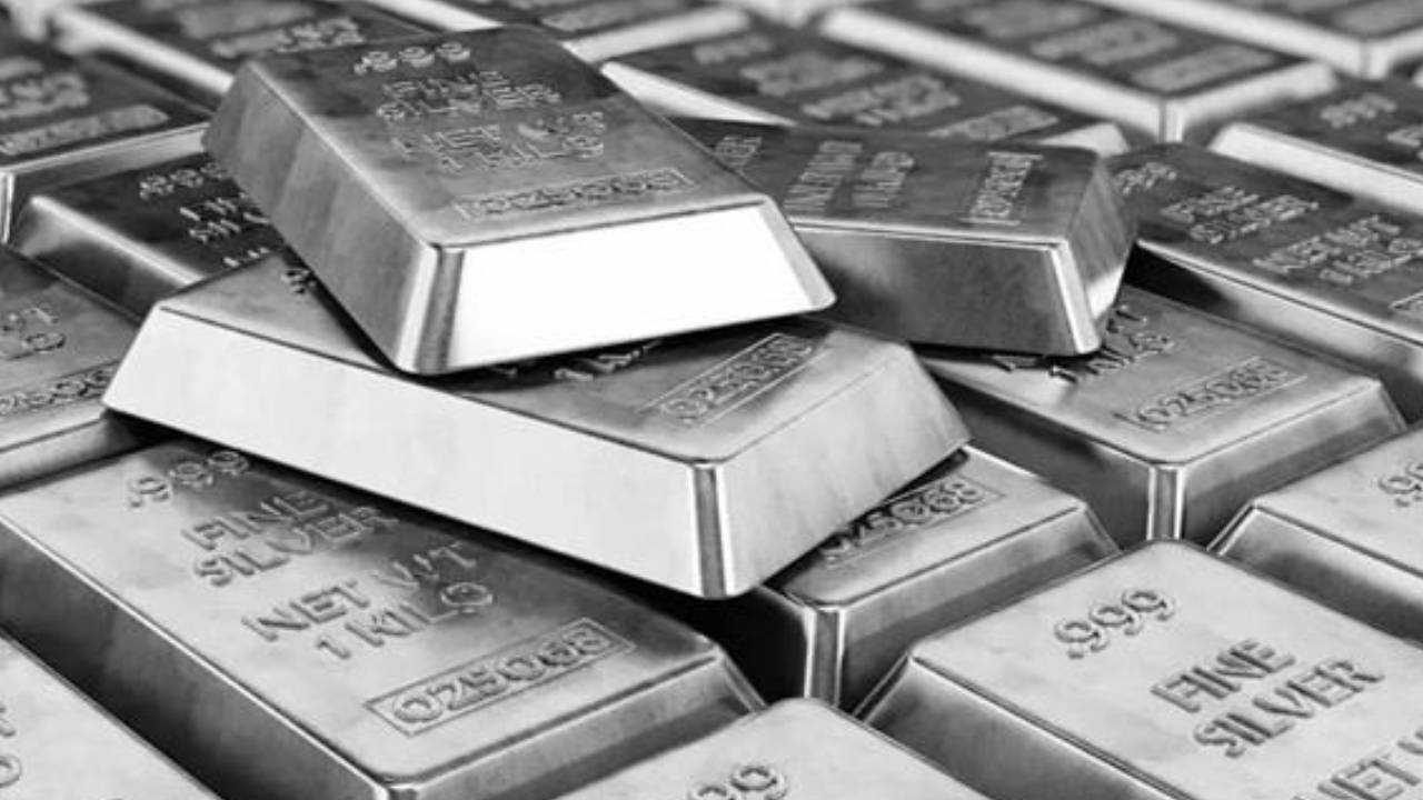 ​चांदी पहली बार ₹2 लाख के पार, सोना भी हुआ रिकॉर्ड मंहगा