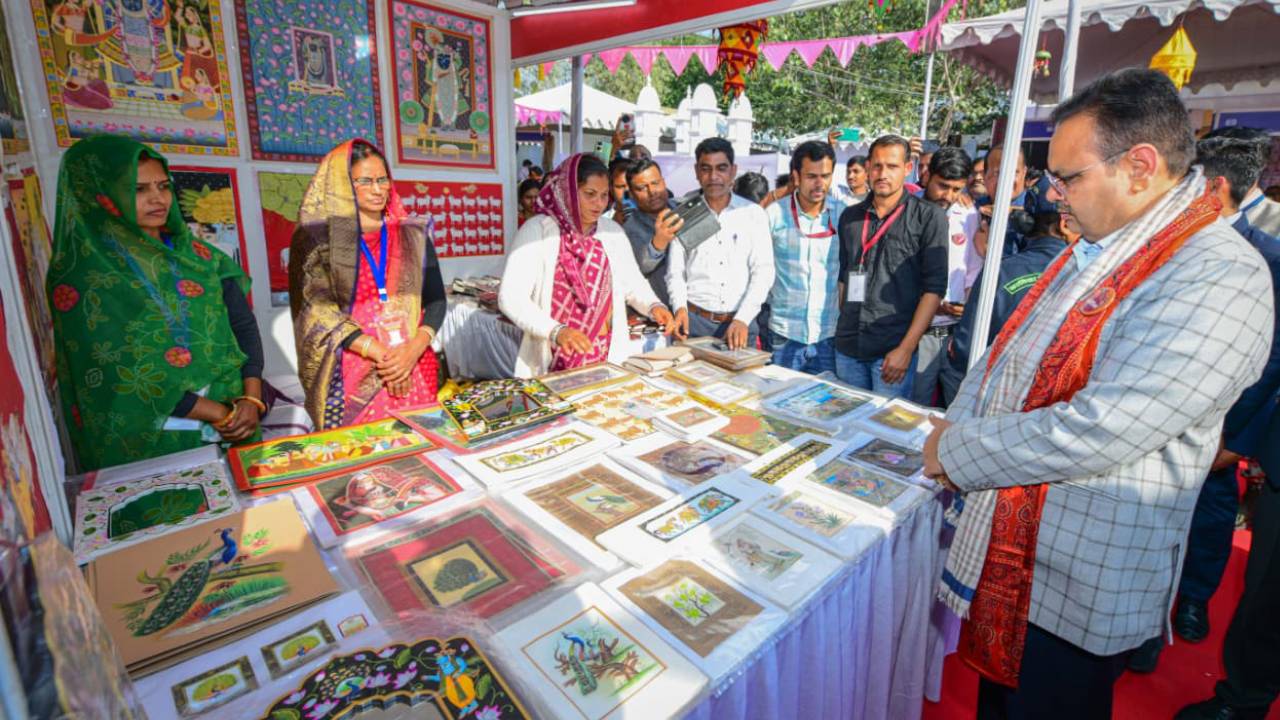 ​मुख्यमंत्री ने सरस राजसखी राष्ट्रीय मेले का किया शुभारंभ, महिला स्वयं सहायता समूहों से किया संवाद
