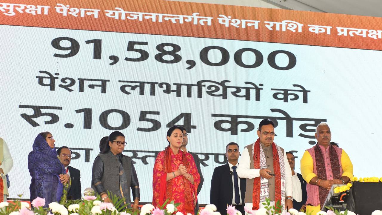 ​धौलपुर में राज्य स्तरीय महिला सम्मेलन में सीएम ने विभिन्न योजनाओं के तहत लाभार्थियों के खाते में राशि की हस्तानांतरित