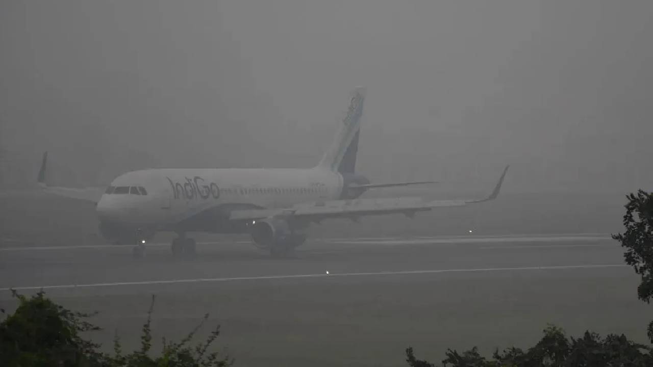 दिल्ली पर कोहरे​ और प्रदूषण का डबल अटैक, 129 उड़ानें रद्द, 'गंभीर' श्रेणी में पहुंचा​ AQI​