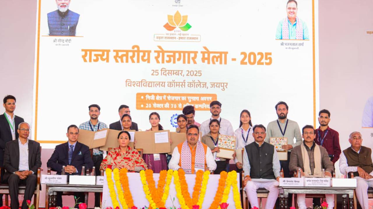 ​मुख्यमंत्री ने चयनित युवाओं को सौंपे नियुक्ति पत्र,निजी क्षेत्र में 2 लाख से अधिक रोजगार