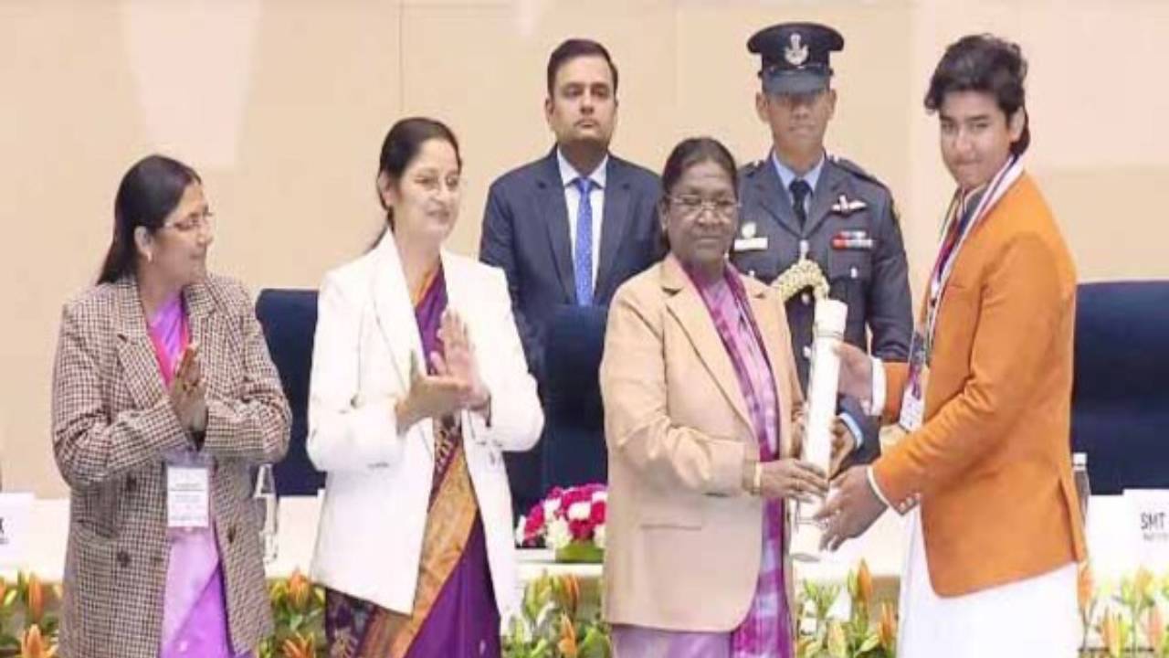 ​राष्ट्रपति ने क्रिकेटर वैभव समेत 20 बच्चों को बाल पुरस्कार से किया सम्मानित