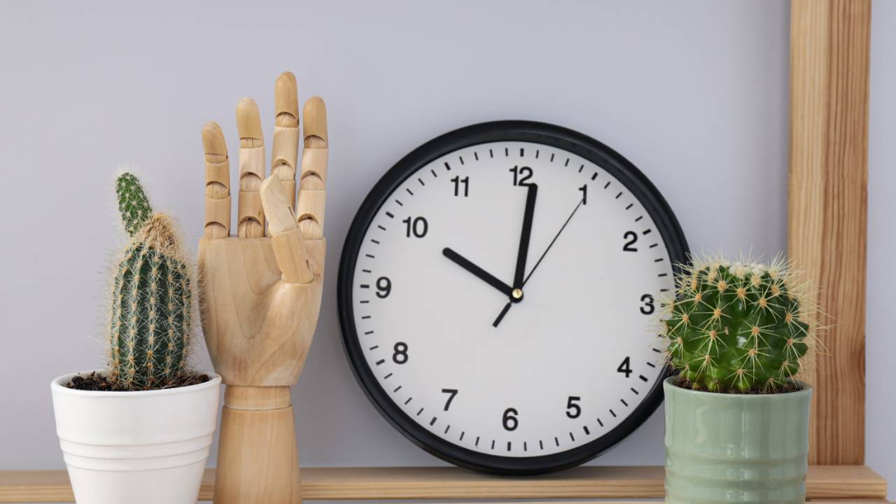 गलत दिशा में दीवार घड़ी लगाने से मां लक्ष्मी होती हैं नाराज, जान लें वास्तु टिप्स