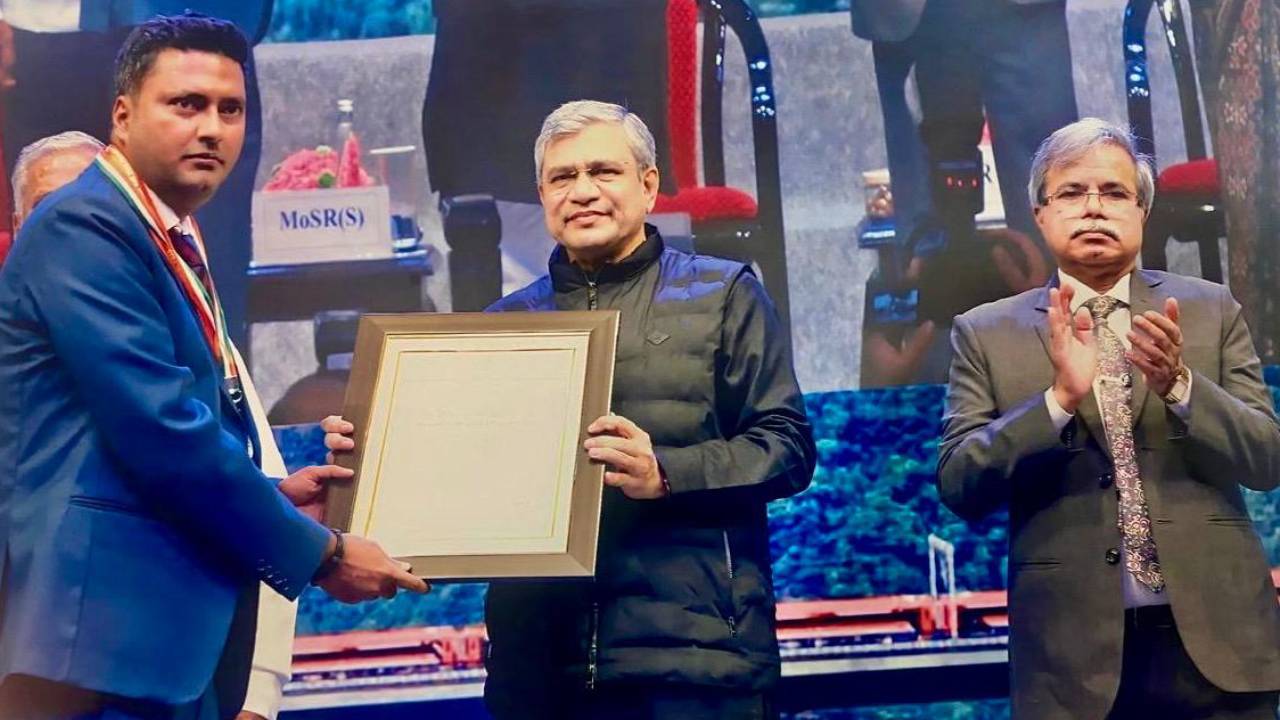 ​70वें अति विशिष्ट रेल सेवा पुरस्कार 2025 में CLW अधिकारी सम्मानित