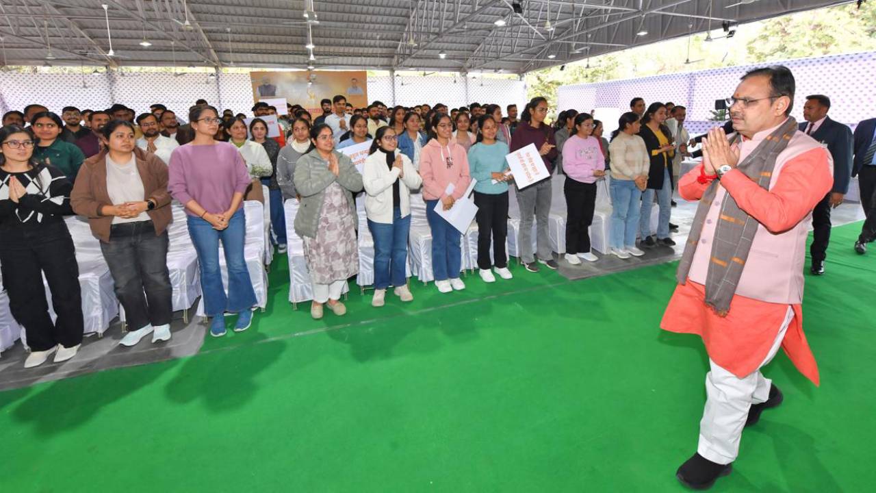 ​मुख्यमंत्री का डूंगरपुर के युवाओं के साथ संवाद, कहा- वागड़ क्षेत्र के उत्थान के लिए हमारी सरकार समर्पित