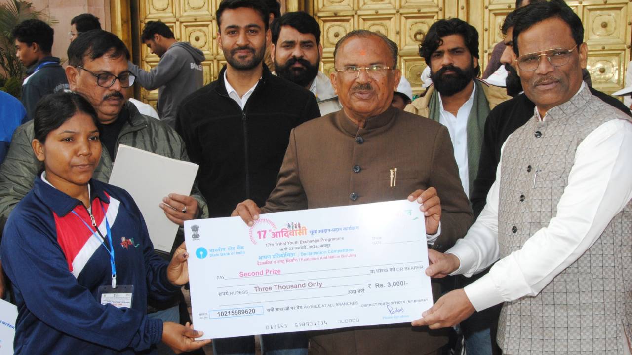 ​आदिवासी युवाओं का दल विधानसभा अध्यक्ष वासुदेव देवनानी से मिला, उत्‍कृष्‍ट युवाओं को नगद पुरस्‍कार से किया सम्‍मानित