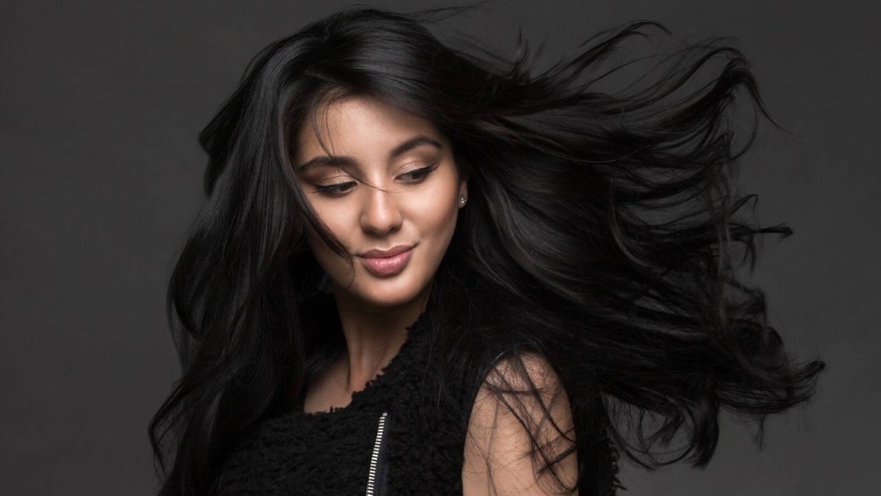 ​बालों को नेचुरल ब्लैक बनाएगा ये पानी, आज ही करें इसका इस्तेमाल है