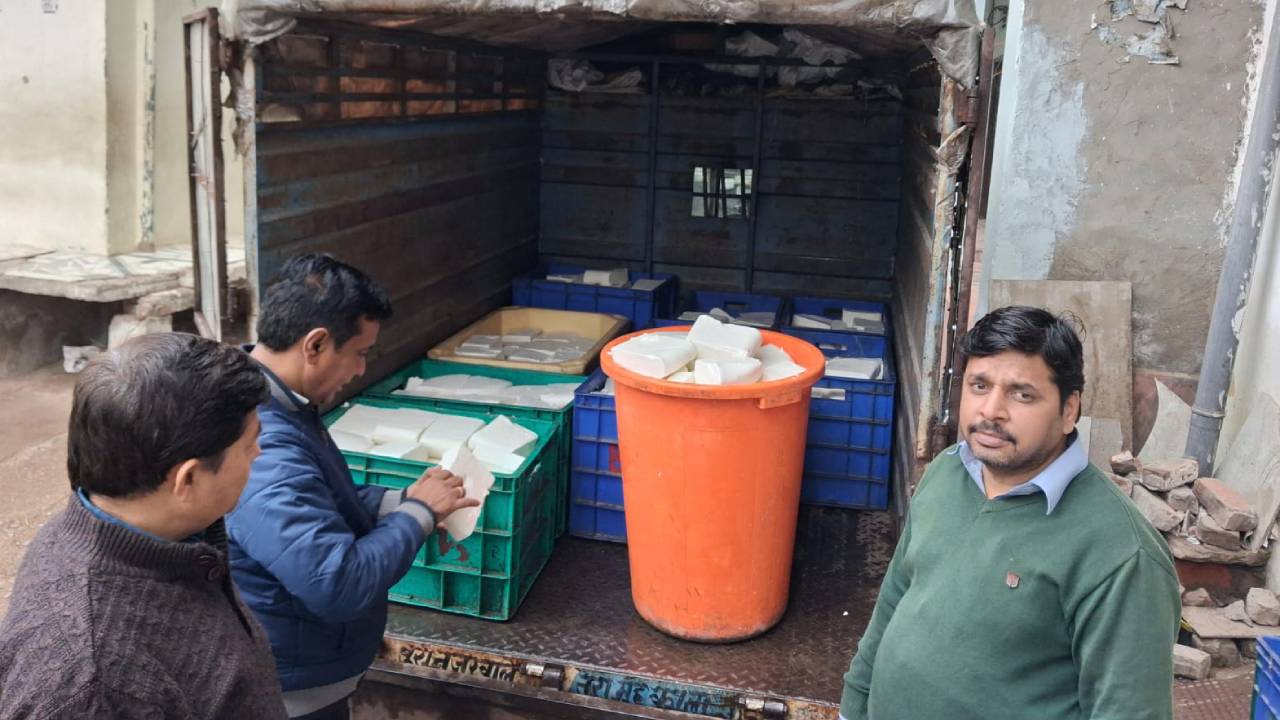 ​मिलावट के खिलाफ अभियान में 700 किलो मिलावटी पनीर नष्ट कराया
