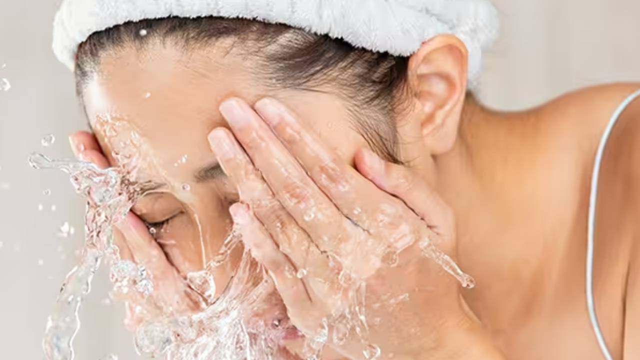 ​सर्दियों में सूखी-खुरदुरी हुई स्किन को कोमल बनाएंगे ये टिप्स, नहाते वक्त करने होंगे ये काम