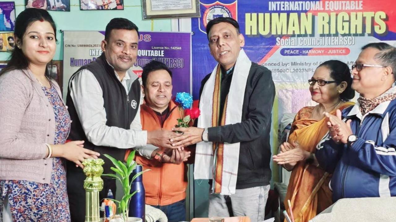 मानवाधिकार पर मंत्रणा के बाद चेयरमैन संजय सिन्हा को किया सम्मानित