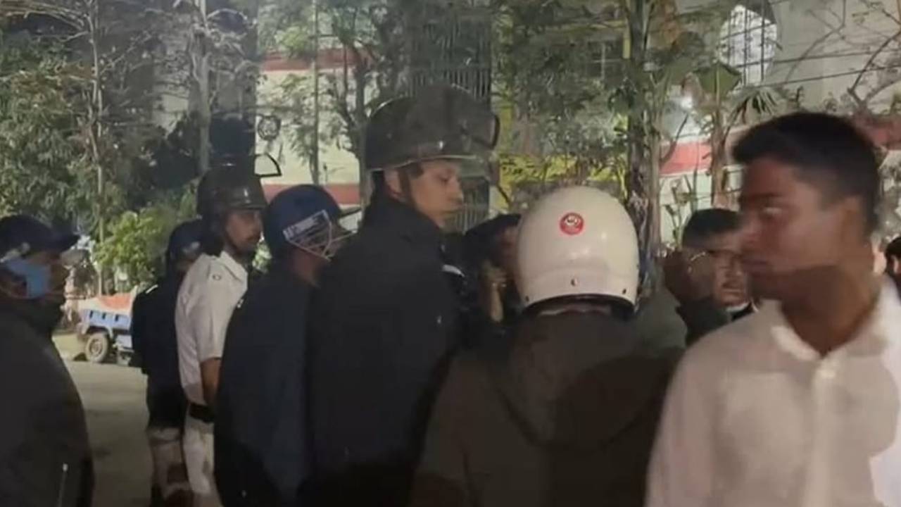 ​कोलकाता के गोलपार्क में हिंसा, बमबाजी और फायरिंग के बाद पुलिस वाहन पर भी हमला