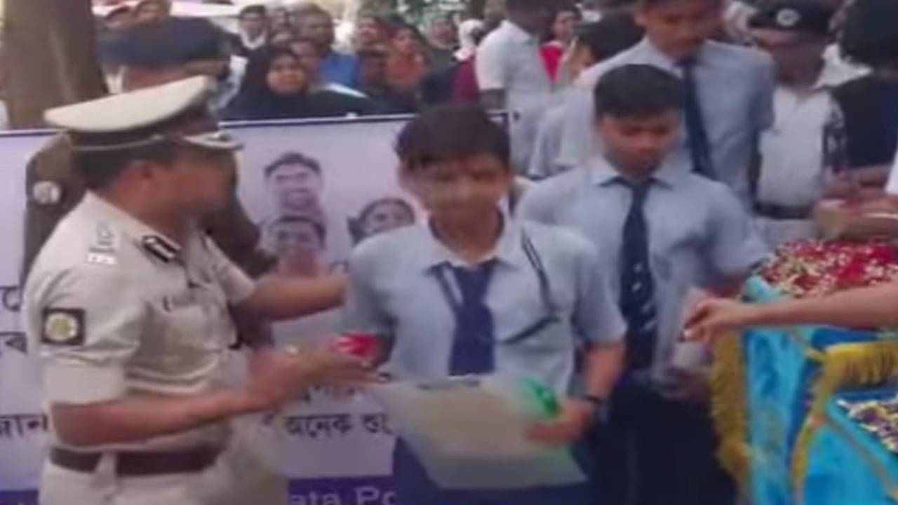 ​पश्चिम बंगाल में माध्यमिक परीक्षा 2026 का शुभारंभ, सुरक्षा के कड़े इंतजाम