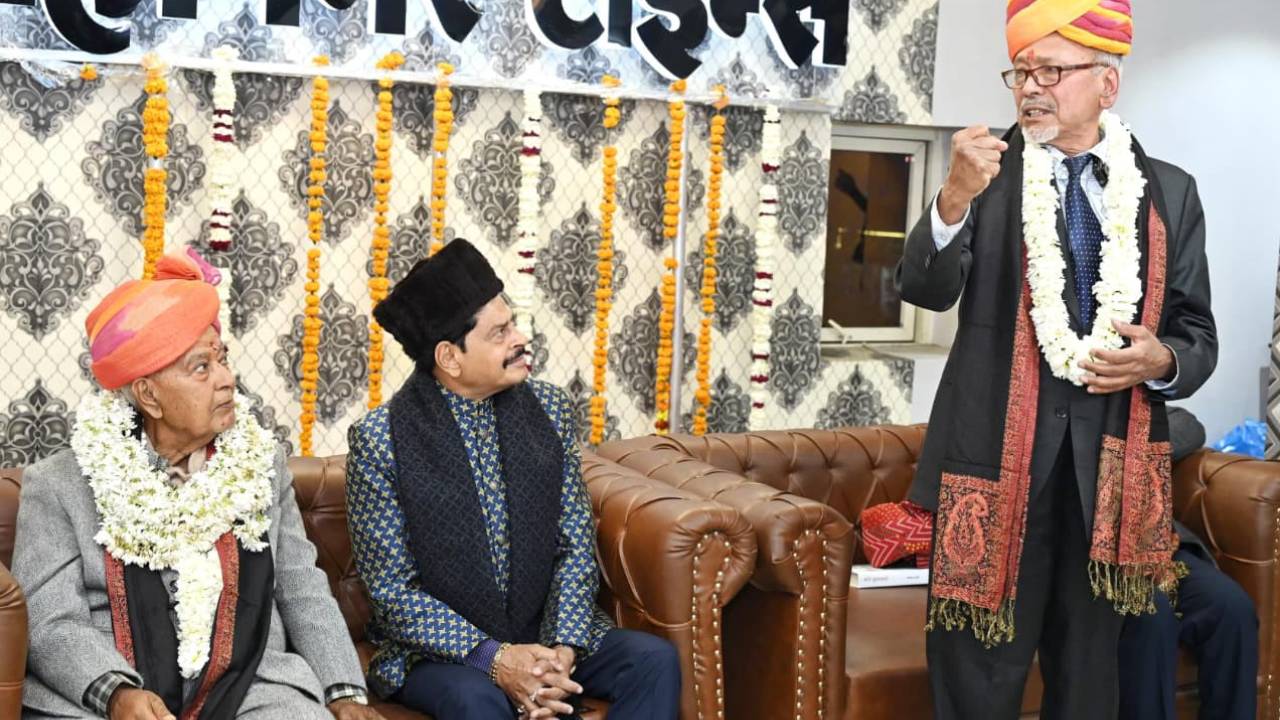 ​नेपाल के पूर्व उपराष्ट्रपति परमानंद झा ने विधायक गोपाल शर्मा से की भेंट