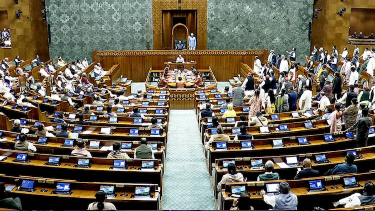 लोकसभा में राहुल के भाषण पर हंगामा, चेयर पर पेपर उछालने वाले 8 सांसद पूरे सेशन से सस्पेंड