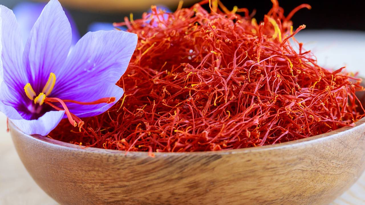 केसर के चमत्कारी उपाय: बदल सकती है किस्मत, नजर दोष से भी मिलेगा बचाव