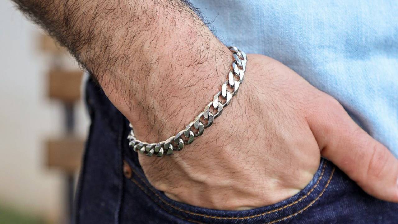 इन राशि के लोगों को जरूर पहनना चाहिए चांदी का कड़ा, देखते ही देखते चमकने लगेगी किस्मत