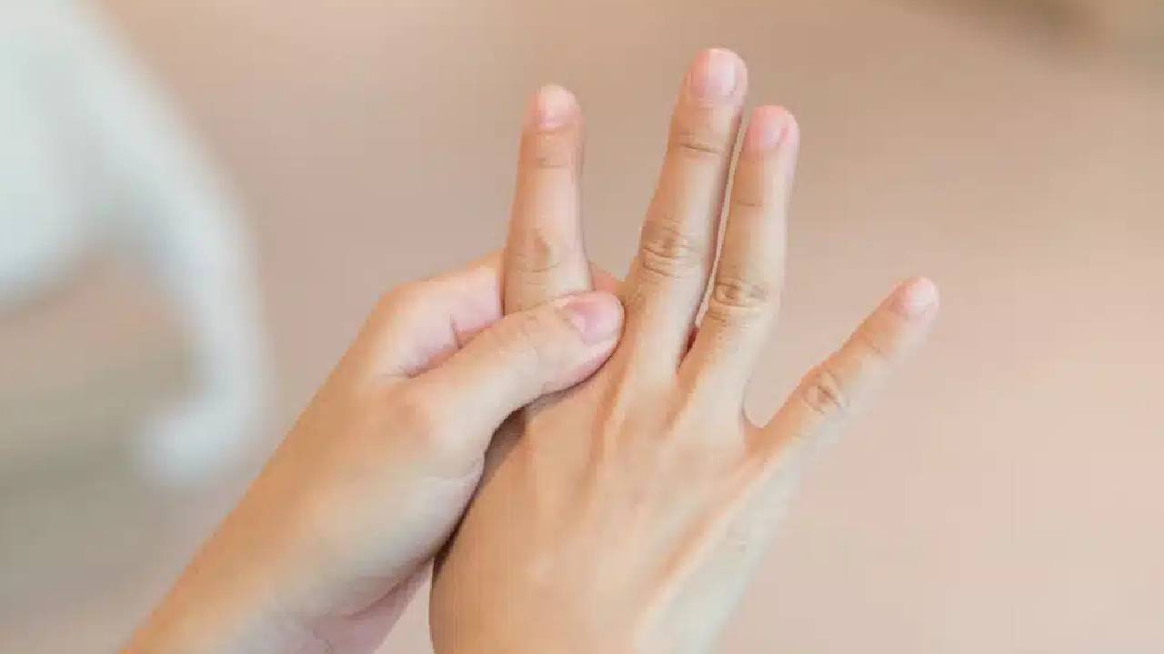 क्या आपको भी उंगलियों में होती है झुनझुनी, जानें कहीं इस विटामिन की कमी तो नहीं