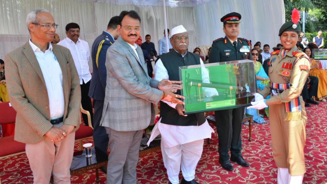 ​लोकभवन में दिल्ली में गणतंत्र दिवस परेड में भाग लेने वाले एनसीसी कैडेट्स का हुआ सम्मान