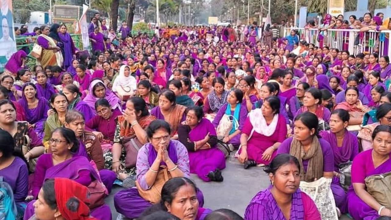 ​सरकारी कर्मचारी का दर्जा और निश्चित वेतन की मांग पर आशा कर्मी ने किया स्वास्थ्य भवन का घेराव