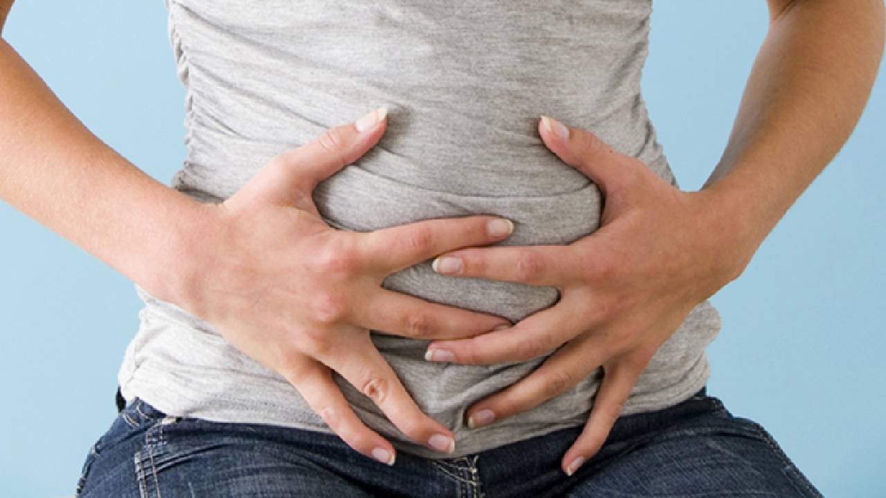 सुबह उठते ही पेट फूलने की समस्या? ये 4 कुदरती चीजें दिलाएंगी दिनभर राहत