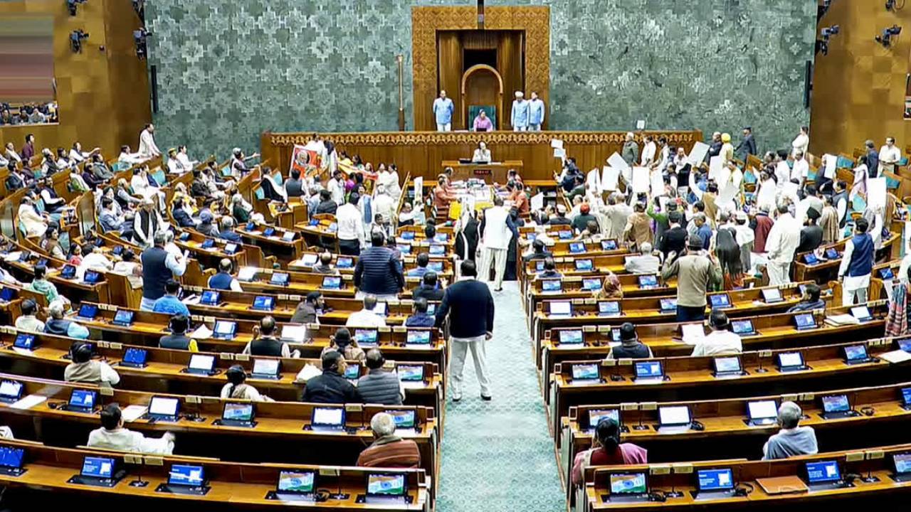 लोकसभा स्पीकर के खिलाफ अविश्वास प्रस्ताव ला सकता है विपक्ष, राहुल को सदन में बोलने देने की मांग को लेकर हंगामा