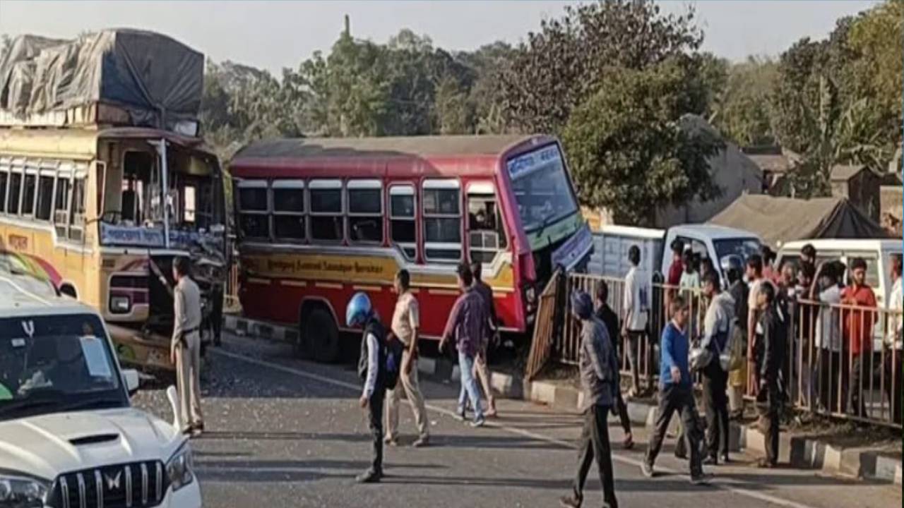 गाय को बचाने के प्रयास में अनियंत्रित हुई बस ने खड़ी मिनी बस को मारी टक्कर