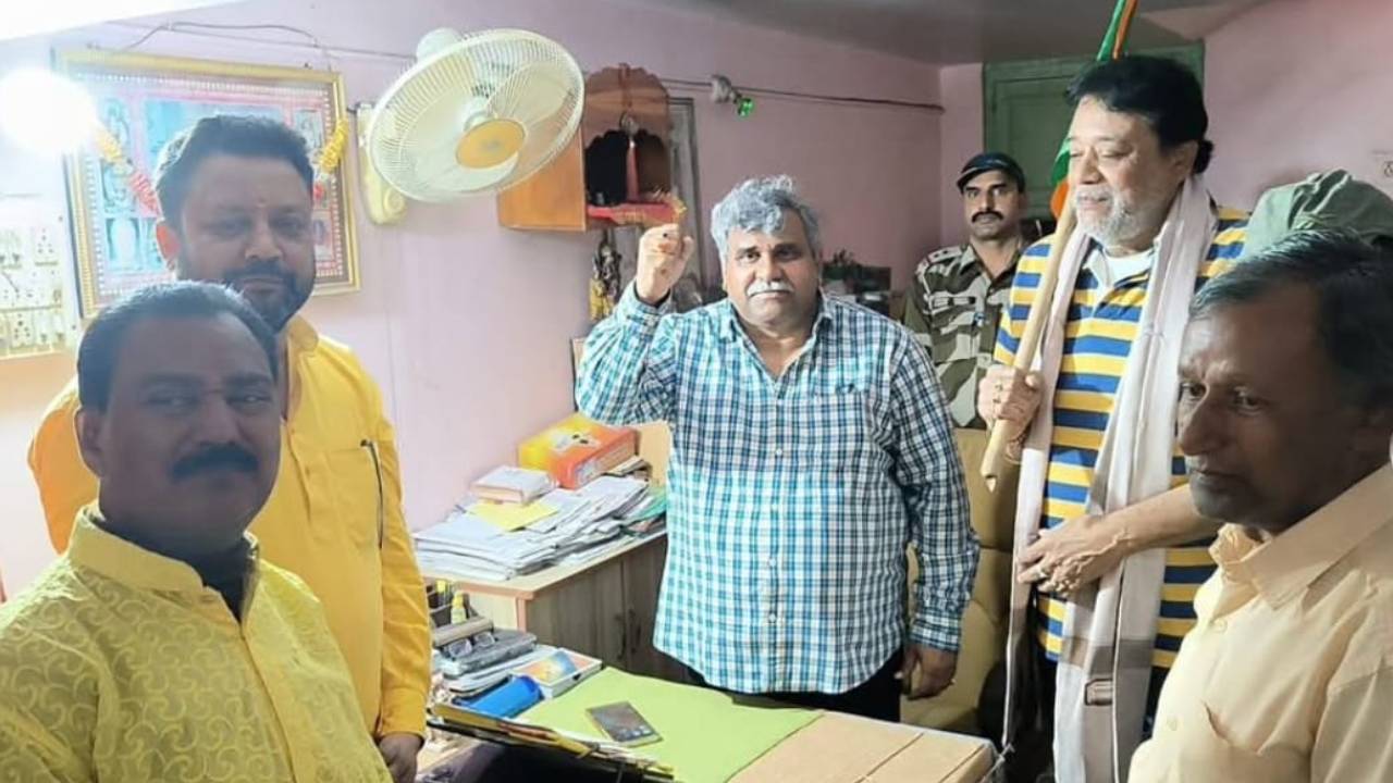 ​पूर्व पार्षद प्रवीर चटर्जी ने पूर्व मेयर जितेंद्र तिवारी के नेतृत्व में थामा भाजपा का दामन