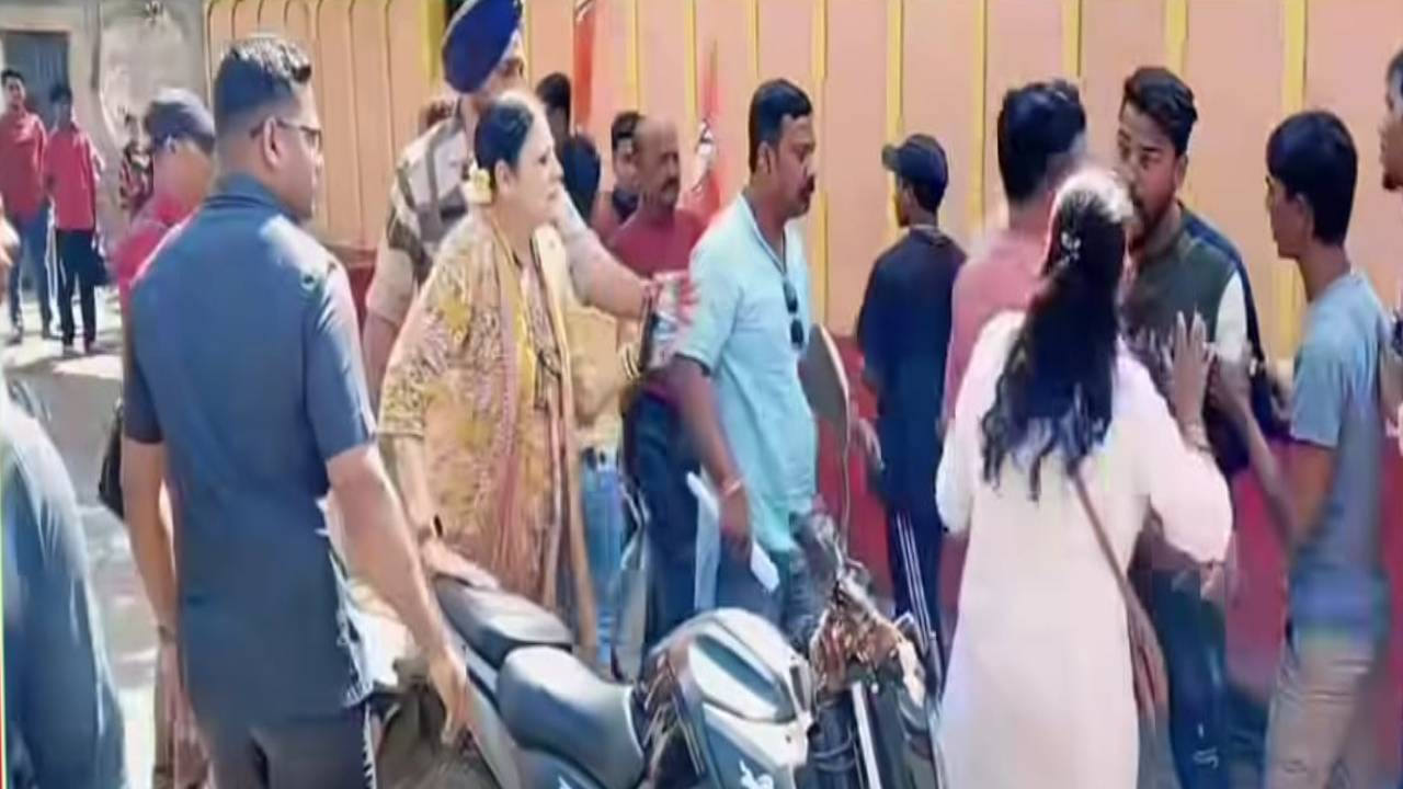 ​विधायक अग्निमित्रा पाल के जनसंपर्क अभियान के दौरान भाजपा-तृणमूल कार्यकर्ता आपस में भिड़े