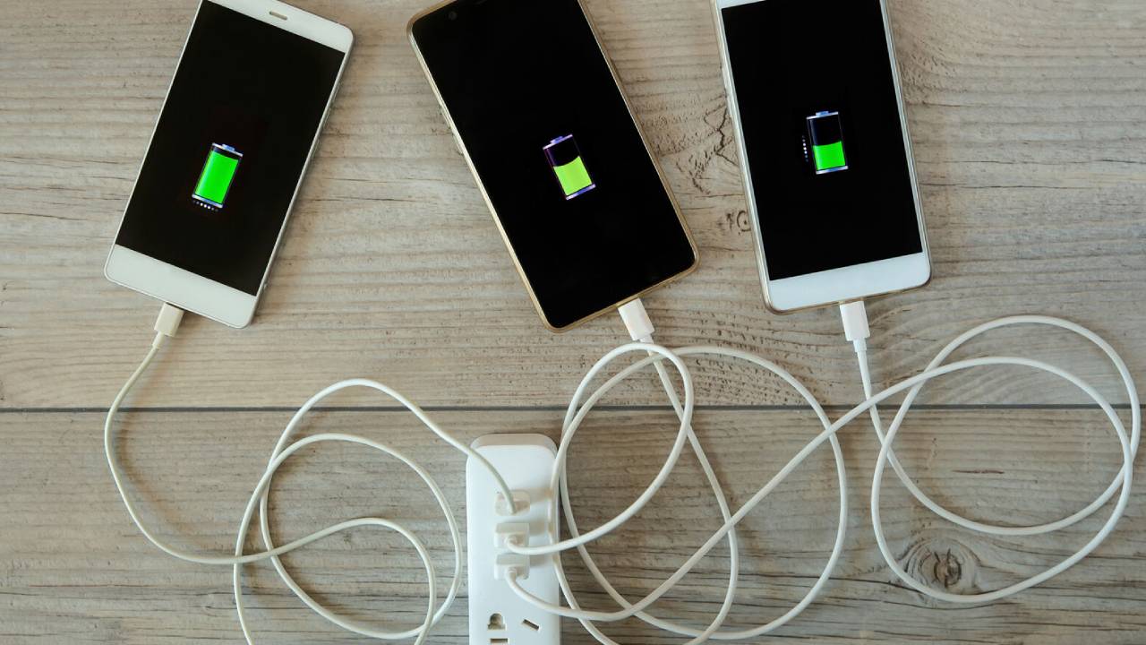 ​लोकल चार्जर महंगे फोन को बना देंगे कबाड़, हो जाएं सावधान