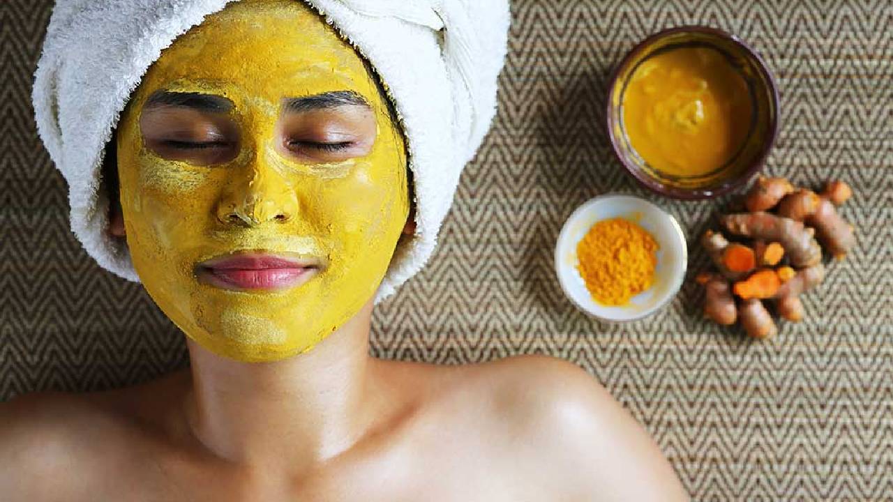 स्प्रिंग सीजन में दमकती त्वचा का राज, हल्दी-बेसन फेस पैक से पाएं नेचुरल ग्लो