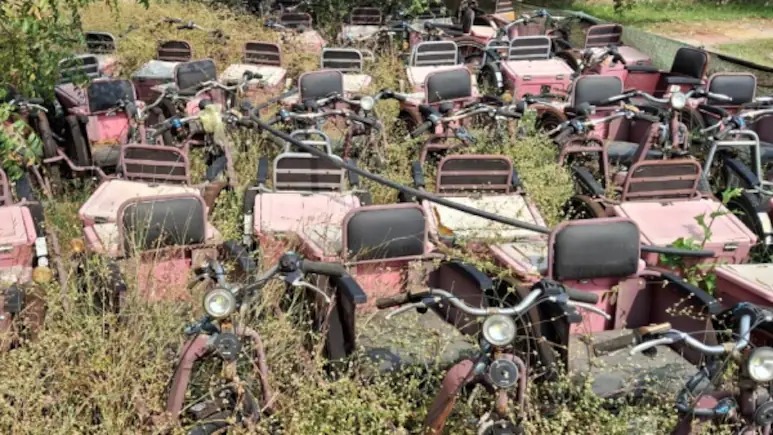 बारां में 21 लाख की मोटराइज्ड ट्राईसाइकिलें कबाड़ बनीं, दिव्यांगजन दो साल से इंतजार में
