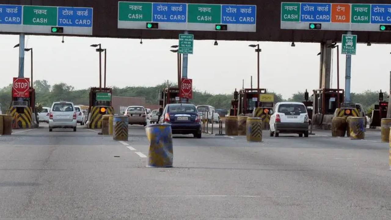 ​1 अप्रैल से टोल प्लाजा पर कैश ट्रांजेक्शन होगा बंद, फास्टैग या UPI से ही होगा पेमेंट