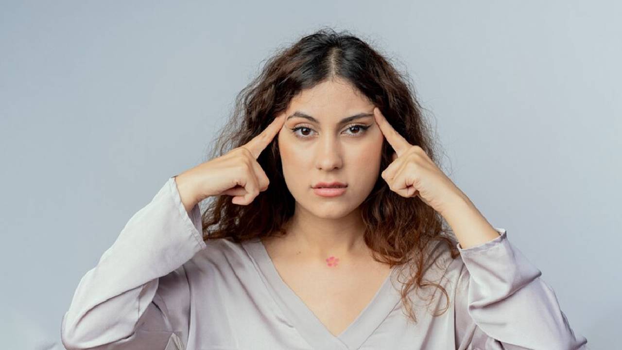 Cortisol Face: क्या आपका चेहरा भी स्ट्रेस की वजह से फूल रहा है? Gen Z में बढ़ रहा खतरा
