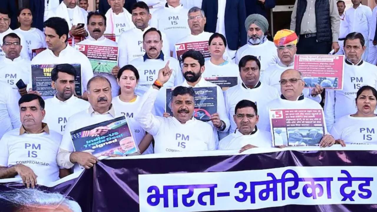 ​विधानसभा में भारत-अमेरिका ट्रेड डील पर कांग्रेस विधायकों ने विवादित टी-शर्ट पहन की नारेबाजी