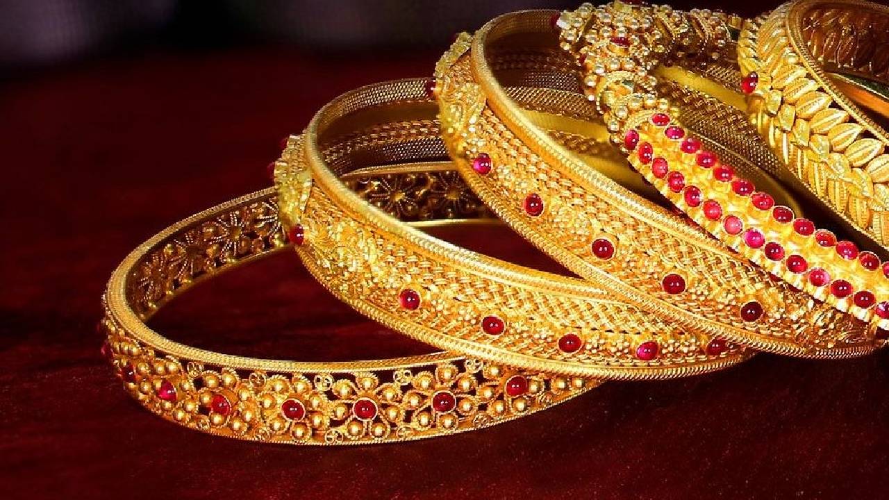 सुहागिनें भूलकर भी न करें ये गलती! चूड़ियों से जुड़ी 5 बातें जो बदल सकती हैं किस्मत