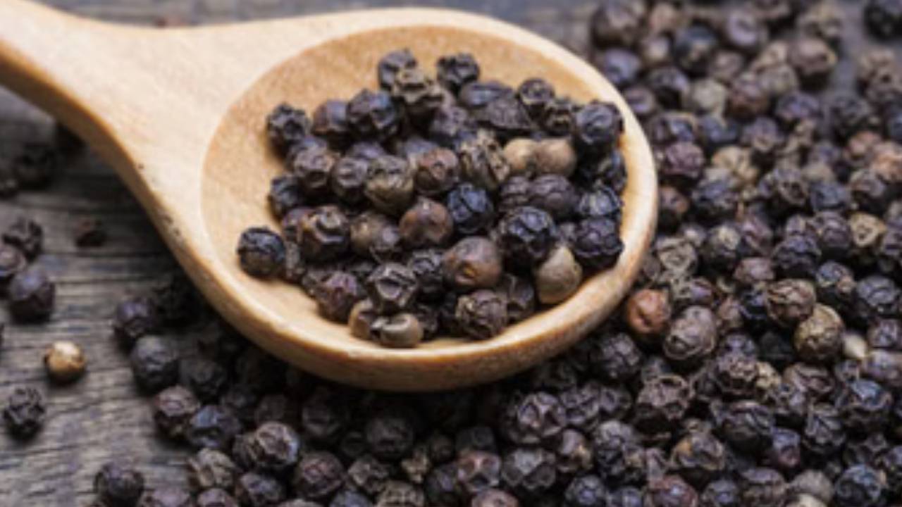 ​कई बीमारियों को जड़ से खत्म करेगी ​काली मिर्च