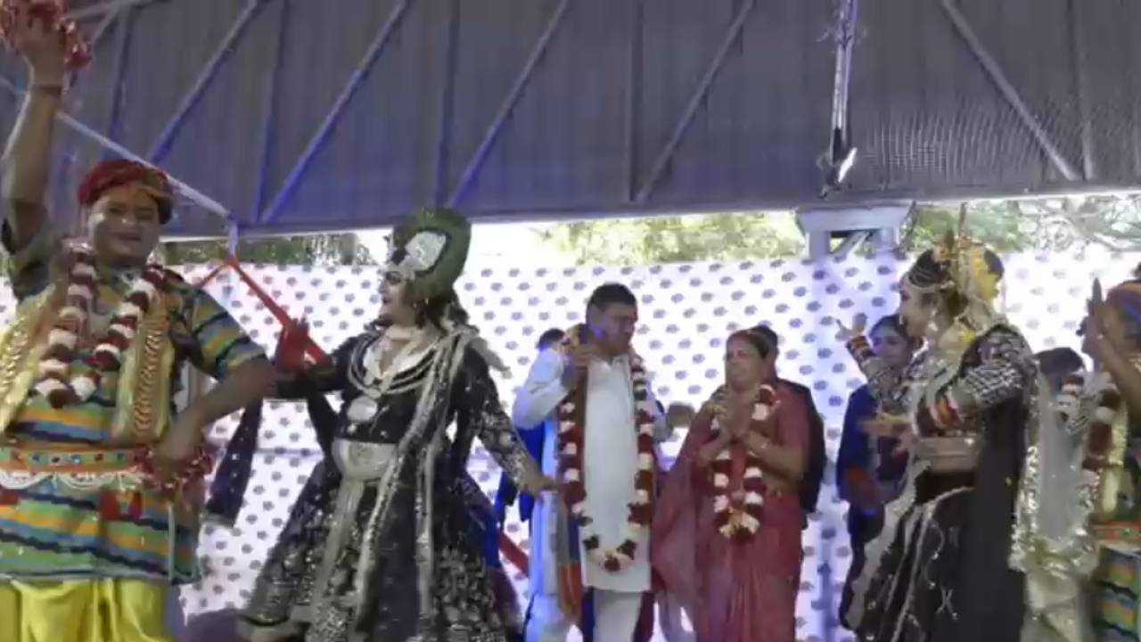 ​मुख्यमंत्री ने सीएम आवास पर ब्रज की तर्ज पर लोगों के साथ खेली होली