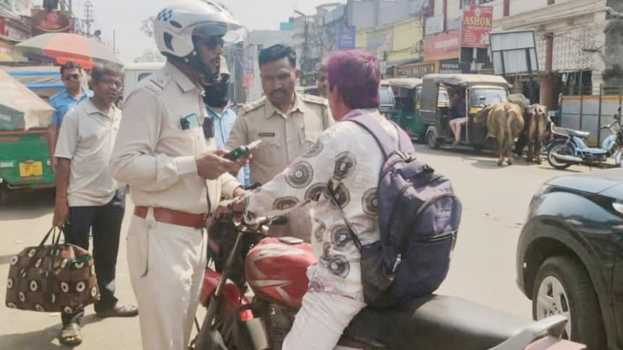 ​होली पर पुलिस ने सघन वाहन जांच, नियम तोड़ने वालों पर कार्रवाई