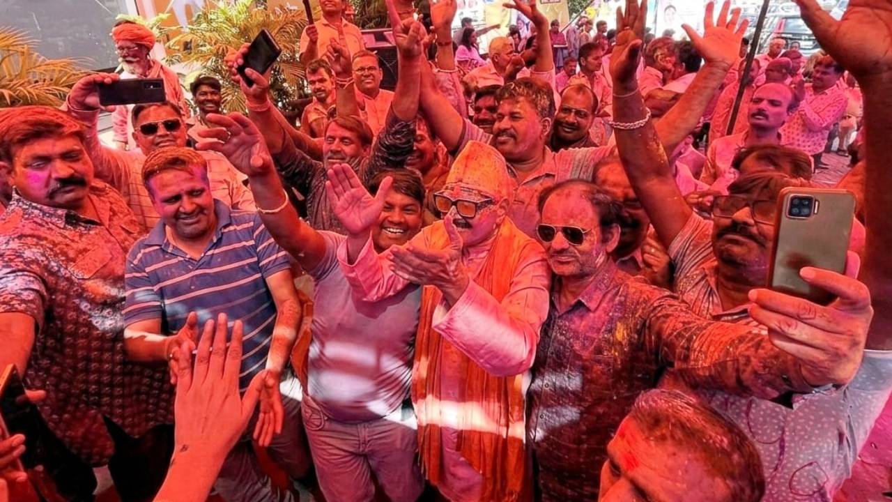 समरस होली के रंगों से सराबोर सिविल लाइंस, विधायक शर्मा ने सभी को तिलक और गुलाल लगाकर दी शुभकामनाएं