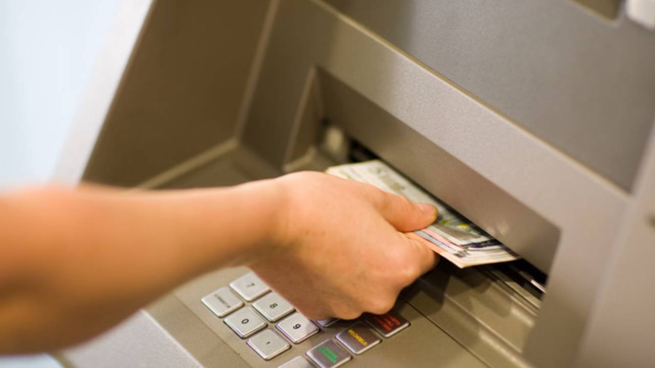 ​PNB ने ATM से कैश निकालने की राशि 50% घटाई, 1 अप्रैल से लागू होंगे नए नियम